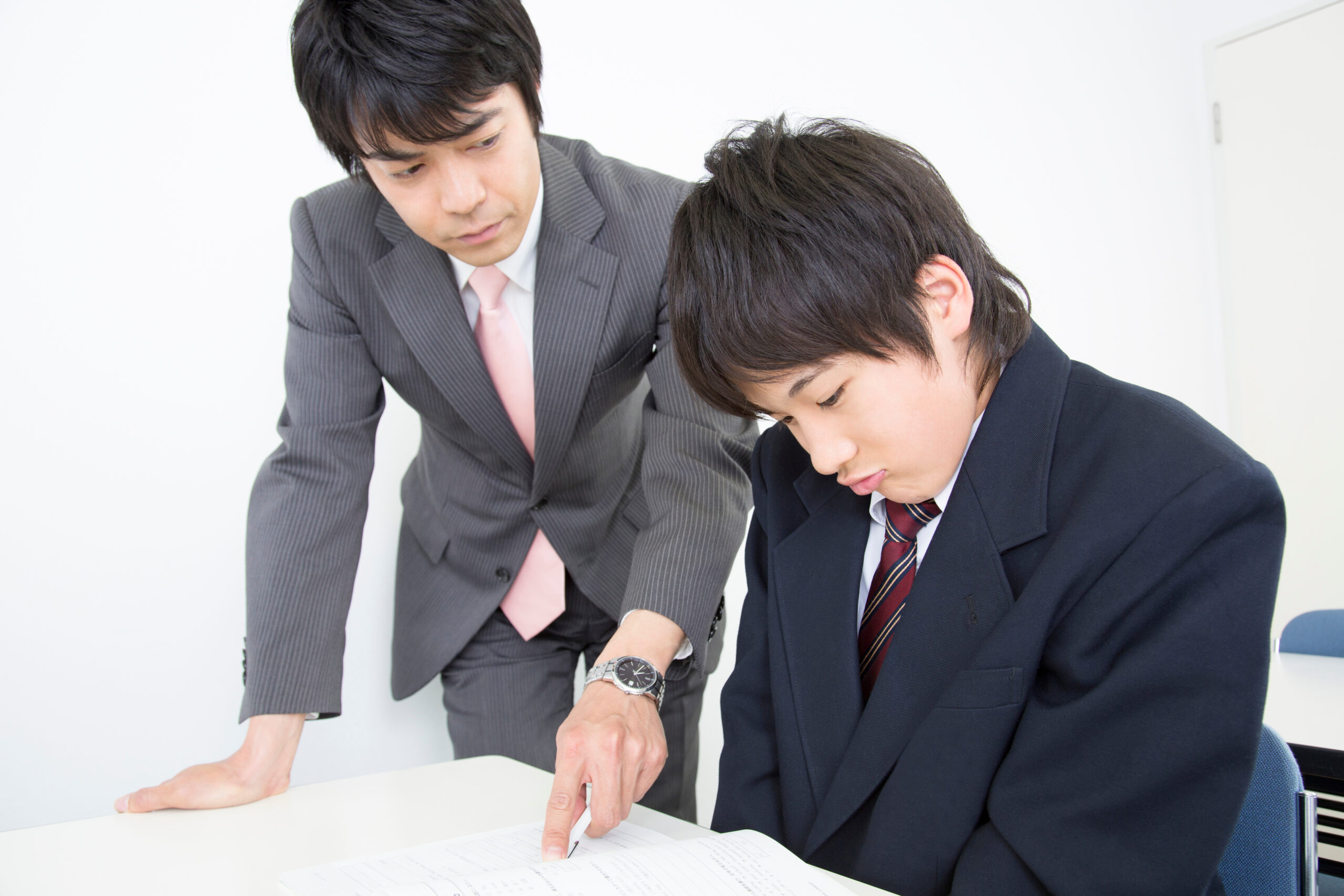 塾で勉強する男子中学生