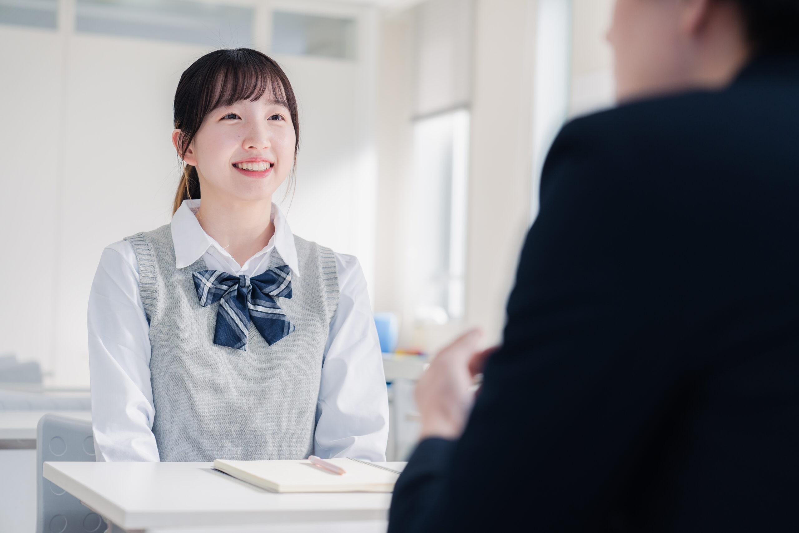 面談で進路指導を受ける女子高生