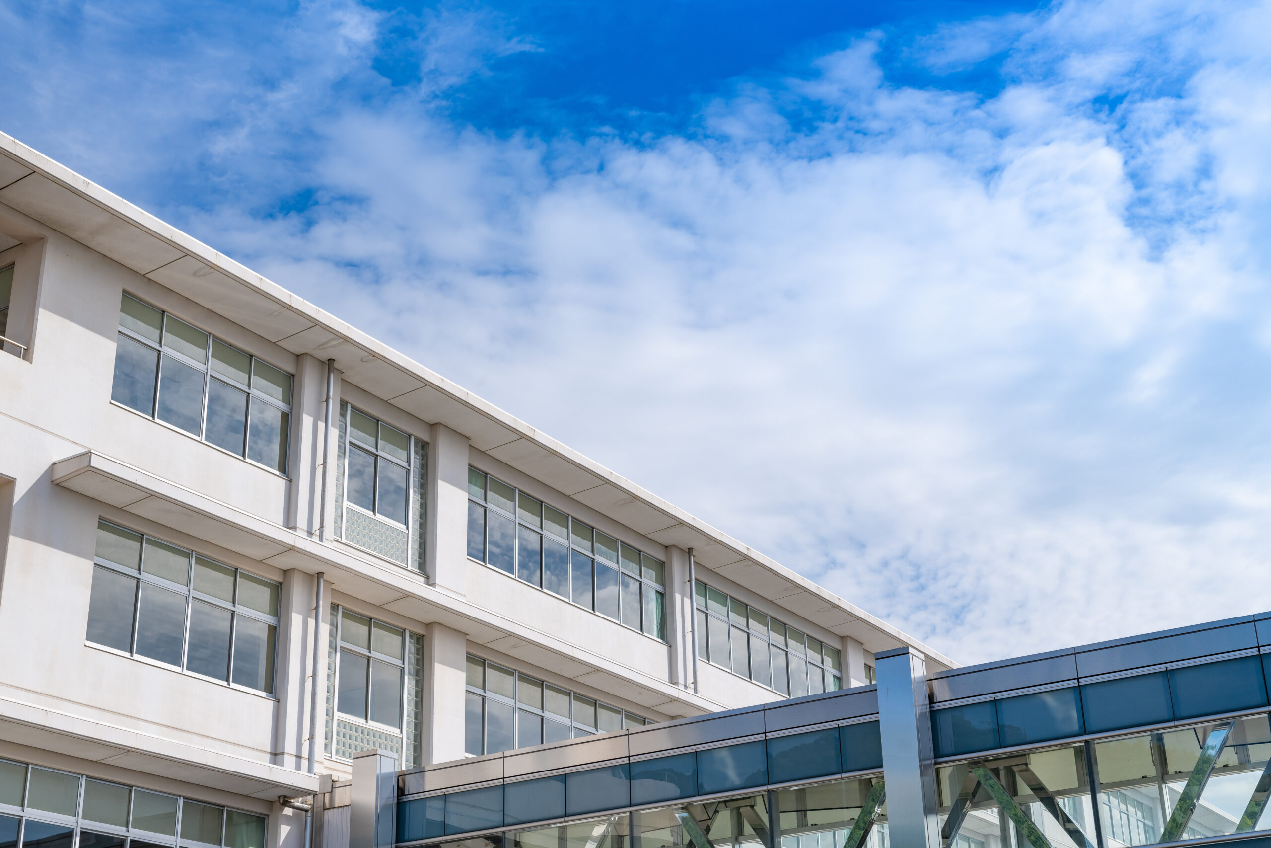 学校の校舎と青空