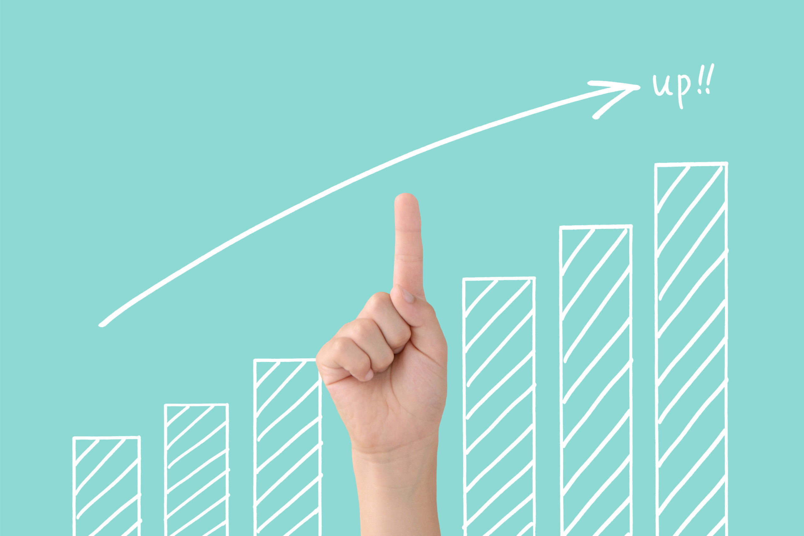 子供の手と上昇するグラフ―成績アップイメージ